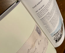 Last inn bildet i Galleri-visningsprogrammet, Utdrag frå boka, bilde av tilfeldige sider med tekst og bilde