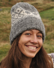 Last inn bildet i Galleri-visningsprogrammet, Lue med bred brettet kant og bord med mønster av villsau