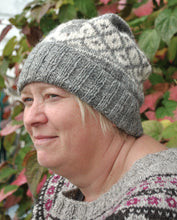 Last inn bildet i Galleri-visningsprogrammet, bildet viser luen fra siden, med diamantformet mønster