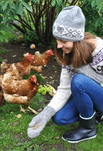 Last inn bildet i Galleri-visningsprogrammet, pike mater høns iført villsauvotter og isaluen