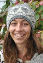 Last inn bildet i Galleri-visningsprogrammet, Lue med grå kant og bred bord med mønster av villsau