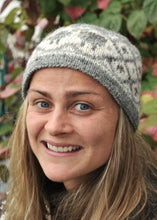 Last inn bildet i Galleri-visningsprogrammet, grå og hvit lue med mønster av villsau