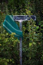 Last inn bildet i Galleri-visningsprogrammet, Sjal på skiltstolpe