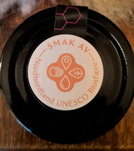 Load image into Gallery viewer, bilde av lokket på honning med Smak av Nordhordland logo