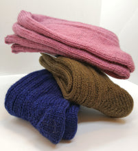 Last inn bildet i Galleri-visningsprogrammet, Lyngrosa, brune og mørkeblå sokkar