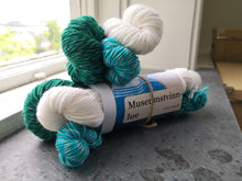Last inn bildet i Galleri-visningsprogrammet, Museumstvinnlue, strikkepakke i skarp grøn, turkis og rein kvit
