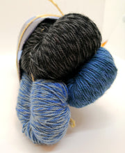 Last inn bildet i Galleri-visningsprogrammet, Strikkepakke med garn i svart og blånyanser
