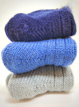 Last inn bildet i Galleri-visningsprogrammet, Strikkesokker i ulike blåfargar: mørk blå, blå og gråblå