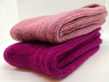 Last inn bildet i Galleri-visningsprogrammet, Lyngrosa(øverst) og Ceriserosa sokkar