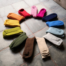 Load image into Gallery viewer, Bærekraftige og fargerike sokkar frå Tekstilindustrimuseet ligger i ring