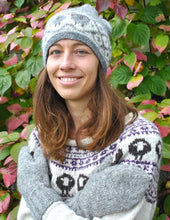 Last inn bildet i Galleri-visningsprogrammet, Pike med villsauvotter, Jolandalue og villsaugenser