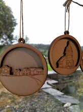 Last inn bildet i Galleri-visningsprogrammet, Treornamenter med bilde av prærielandsbyen og Emigrantkyrkja