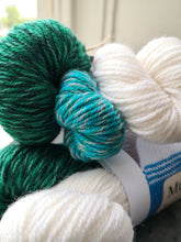 Last inn bildet i Galleri-visningsprogrammet, Museumstvinnlue i skarp grøn, turkis og rein kvit