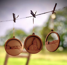 Last inn bildet i Galleri-visningsprogrammet, Tre flate sirkler i tre, med utskjæringer av Emigrantkyrkja og prærielandsbyen