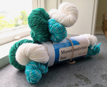 Last inn bildet i Galleri-visningsprogrammet, Museumstvinnlue i skarp grøn, turkis og rein kvit