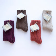 Load image into Gallery viewer, 4 sokker en plommerod, en brun, en rust/orange og en beige.
