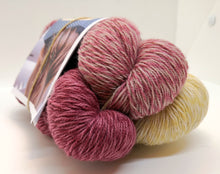 Last inn bildet i Galleri-visningsprogrammet, Strikkepakke med garn i rosa nyanser og gulkvit