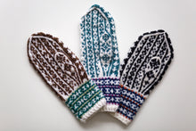 Last inn bildet i Galleri-visningsprogrammet, Frå venstre: 1.: kvit undikk/mørk brun/flaskegrøn/lys grøn 2.: kvit undikk/mørk turkis/Ingrid blå/roserosa 3.: kvit undikk/svarte natta/Ingrids blå/terracotta