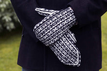 Last inn bildet i Galleri-visningsprogrammet, Bergenhus - festivalvott for Bergen Strikkefestival 2020 - digital strikkeoppskrift