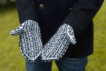 Last inn bildet i Galleri-visningsprogrammet, Bergenhus - festivalvott for Bergen Strikkefestival 2020 - digital strikkeoppskrift