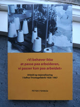 Last inn bildet i Galleri-visningsprogrammet, "Vi behøver ikke at passe paa arbeideren, vi passer kun paa arbeidet" : arbeid og rasjonalisering i Salhus Tricotagefabrik 1920-1967.