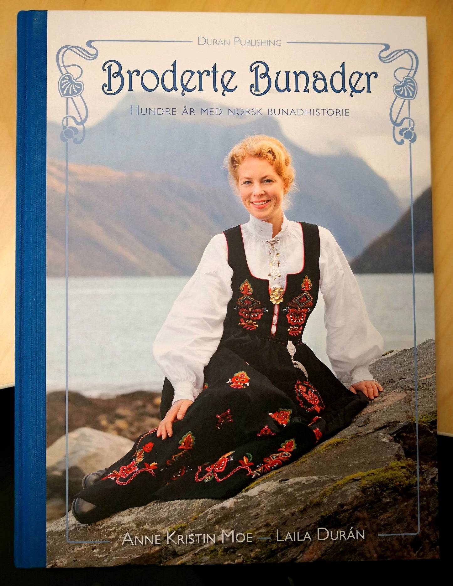 Broderte bunader - hundre år med norsk bunadshistorie