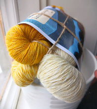 Last inn bildet i Galleri-visningsprogrammet, Tannhjulsjal - garnpakke med strikkeoppskrift