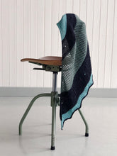 Last inn bildet i Galleri-visningsprogrammet, Tannhjulsjal - garnpakke med strikkeoppskrift