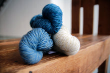 Last inn bildet i Galleri-visningsprogrammet, Tannhjulsjal - garnpakke med strikkeoppskrift