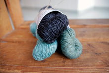 Last inn bildet i Galleri-visningsprogrammet, Tannhjulsjal - garnpakke med strikkeoppskrift