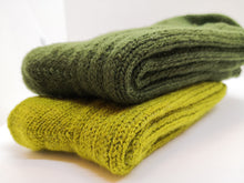 Load image into Gallery viewer, Mørke og lyse olivengrønne sokkar
