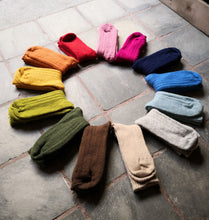 Last inn bildet i Galleri-visningsprogrammet, Bærekraftige og fargerike sokkar frå Tekstilindustrimuseet
