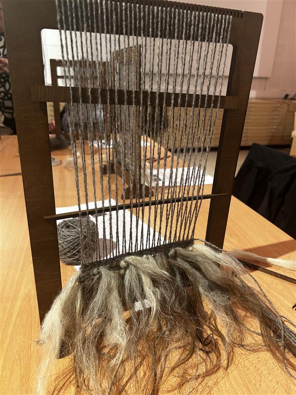 Tredd bordvev med ulltuster