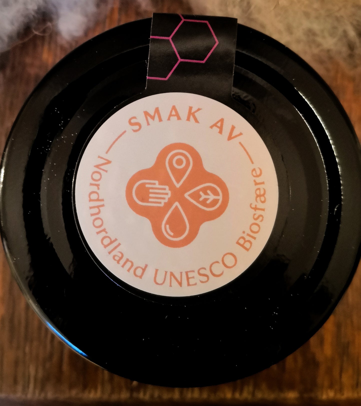 bilde av lokket på honning med Smak av Nordhordland logo