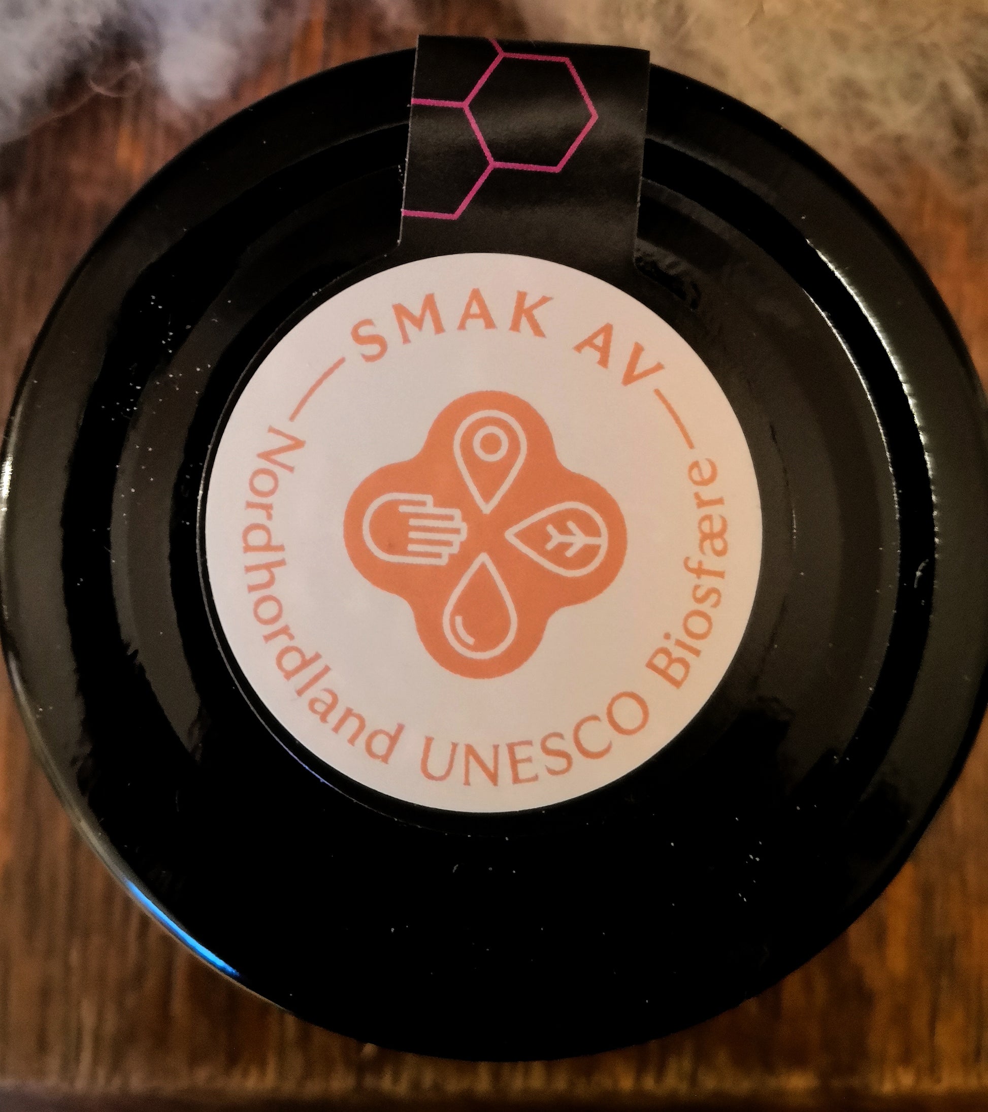 bilde av lokket på honning med Smak av Nordhordland logo