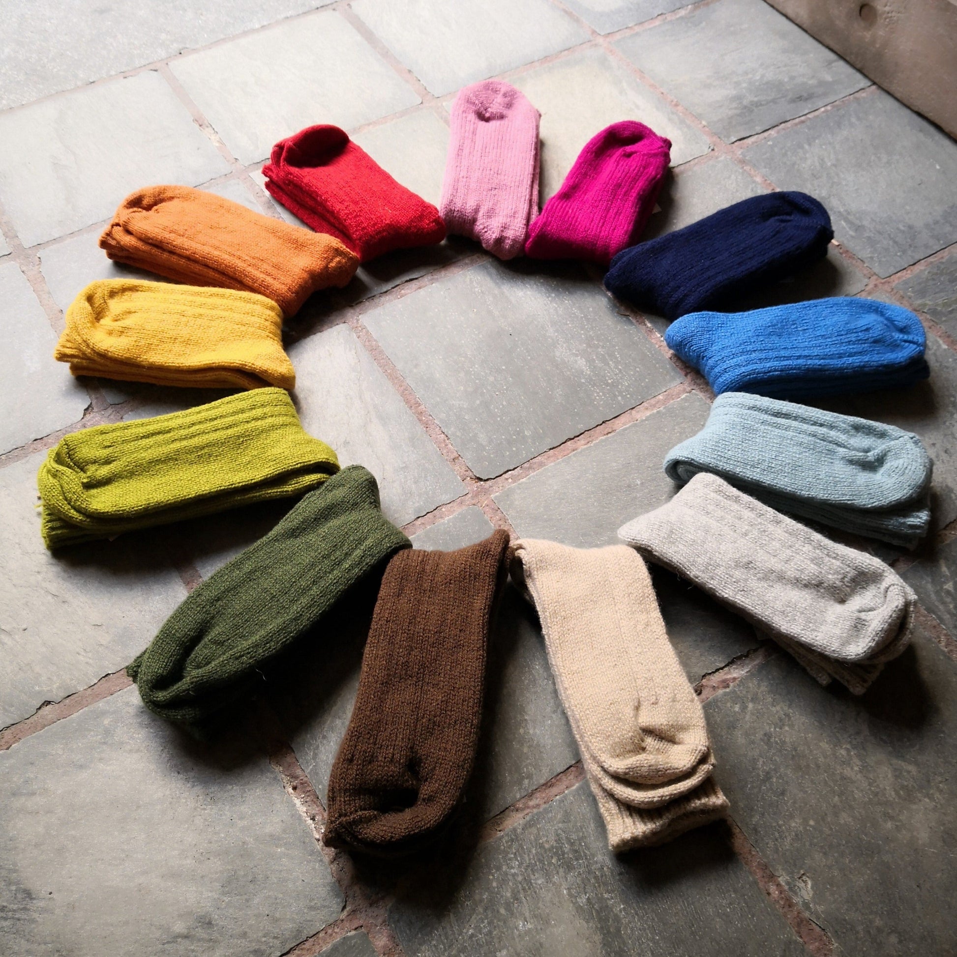 Bærekraftige og fargerike sokkar frå Tekstilindustrimuseet ligger i ring