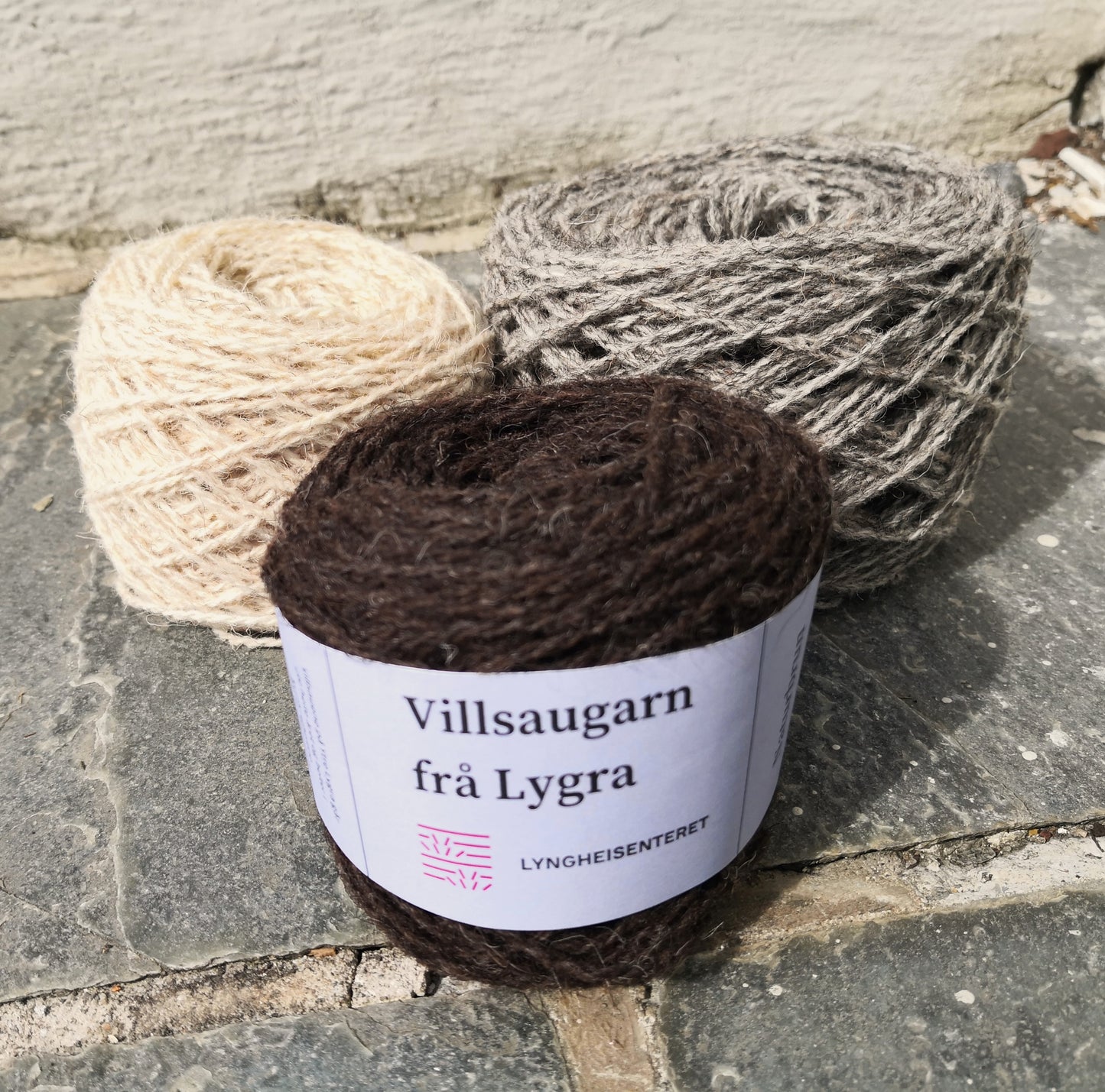 brunt, hvitt og grått villsaugarn