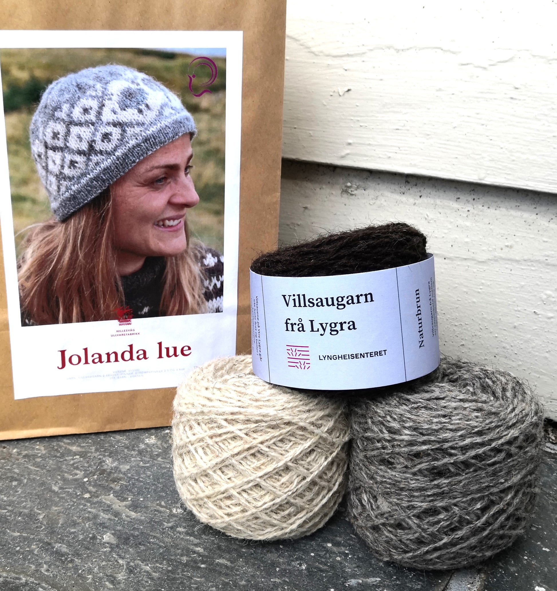 pakke med naturfarget garn i hvitt, brunt og grått