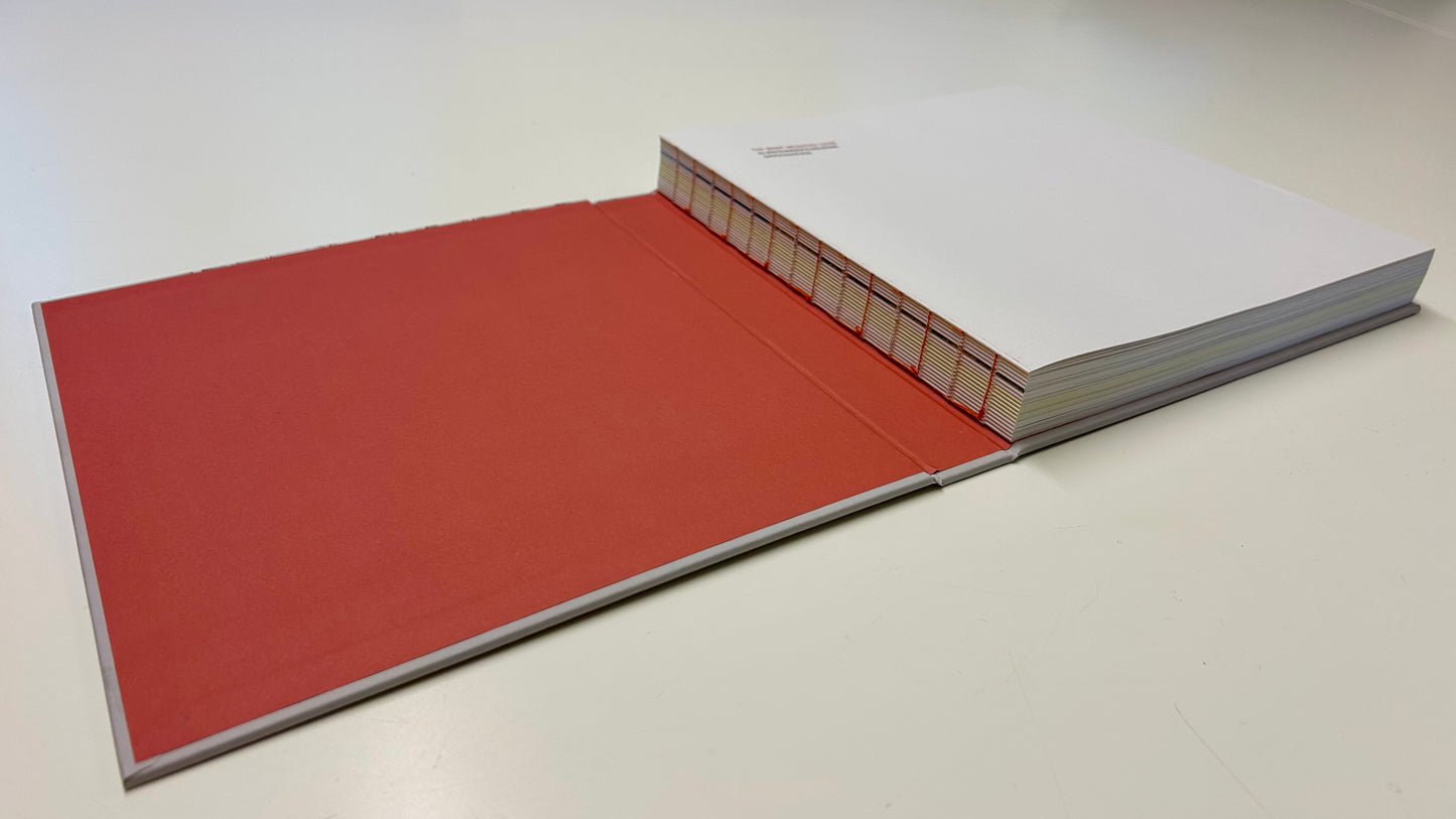 boken kan åpnes helt opp