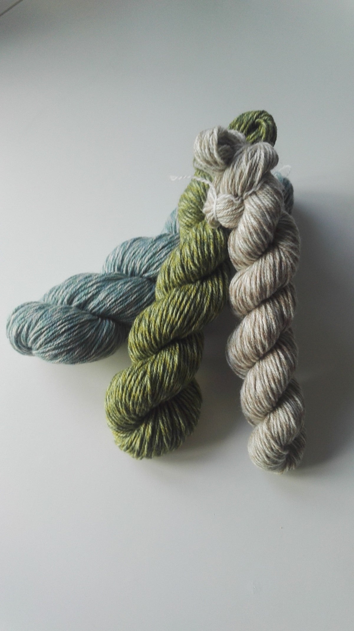 Lys turkis, olivengrøn og beige