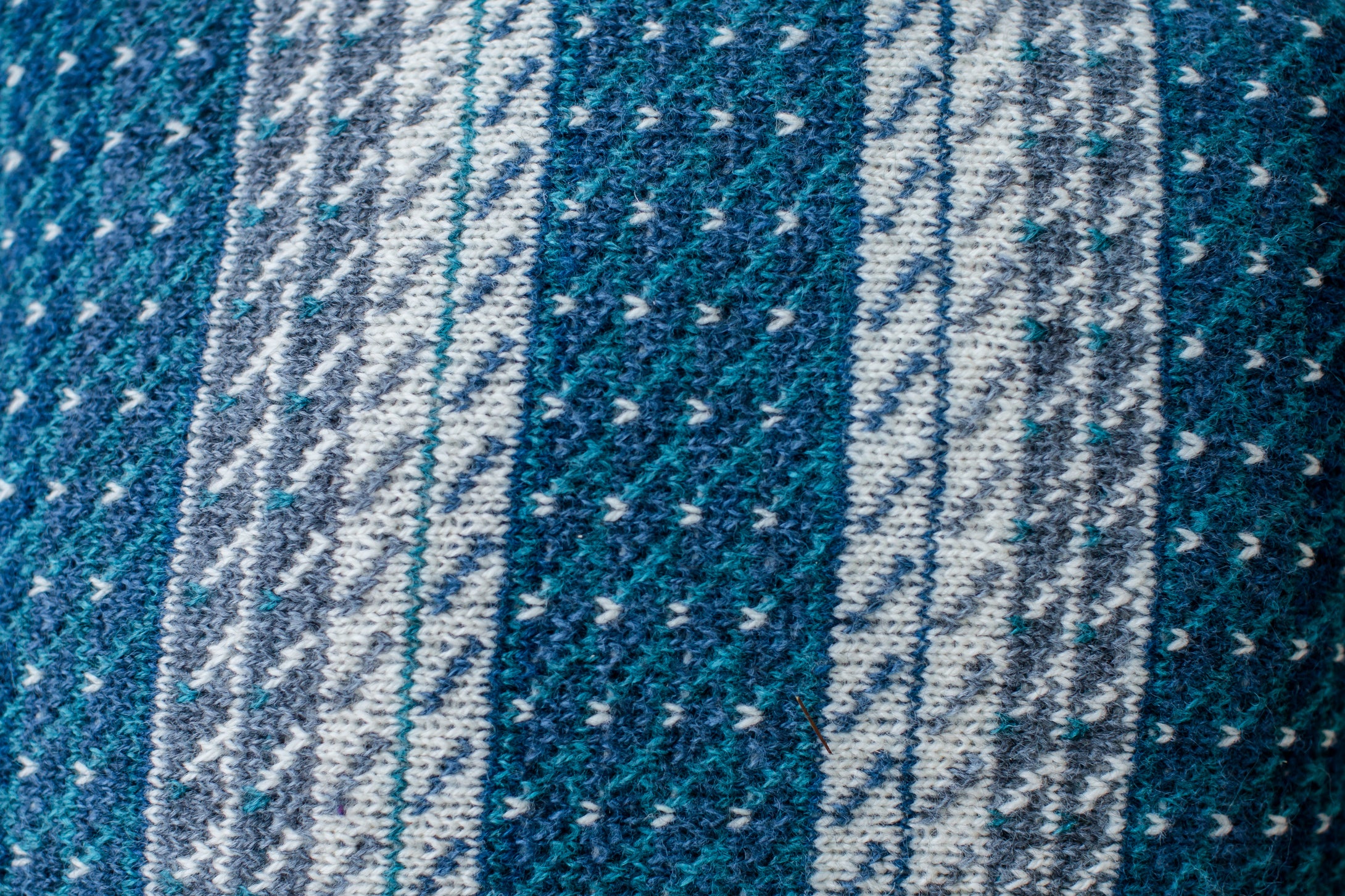 Oline pillow in fur wool yarn - yarn package with knitting pattern