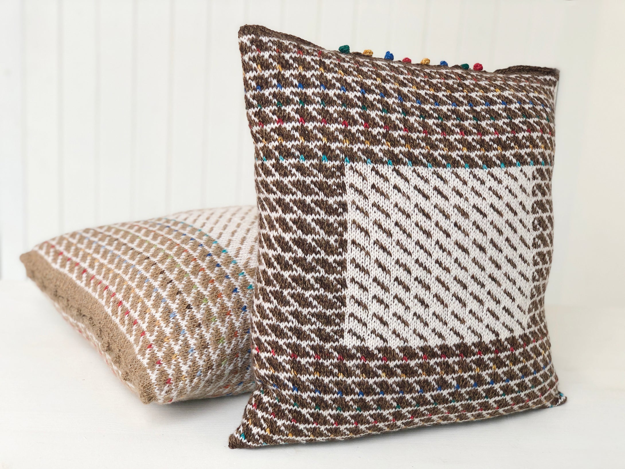 Oline pillow - yarn package with knitting pattern